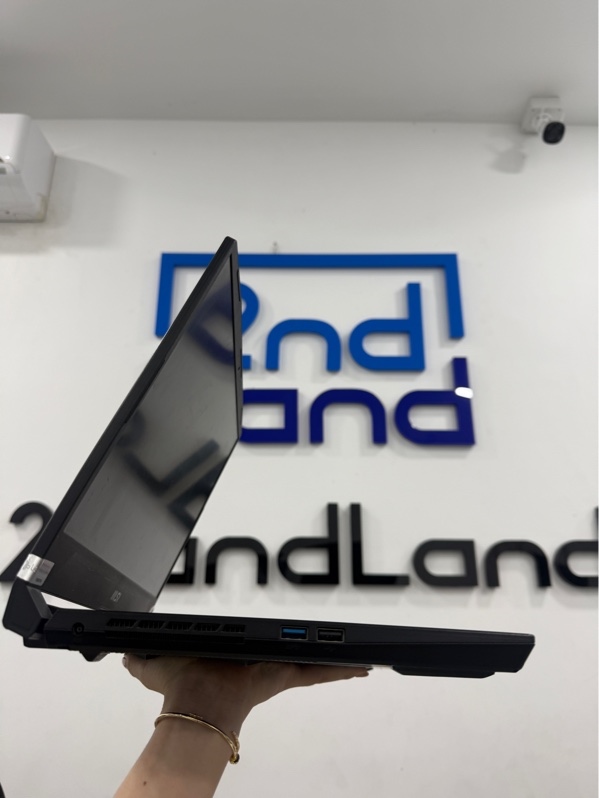 Laptop MSI Bravo 15 B5DD - Ryzen 5-5600H - 16/SSD 512GB - card Radeon RX 5500M - Màu đen - Pin 92% - Ngoại hình 97% - phím mòn, màn ám hồng, màn trầy, mòn touchpad, gãy chân 1 keycap , mất 1 ốc đáy, mặt A trầy xước - Kèm sạc