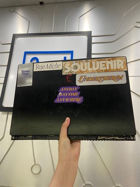 Laptop MSI GF63 Thin 10SC - I7-10750H - GTX 1650 - Ram 8/512GB SSD - Pin 84% - Màu đen - Ngoại hình: 96% - Mất bản lề (nên gập màn lại là cấn nút nguồn), móp mặt C, màn ám xanh, phản quang nhiều đốm, in phím - Không sạc - không bảo hành