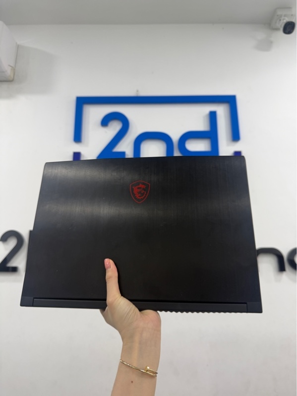 Laptop MSI GF63 THIN 11UC - i7-11800H - card NVIDIA RTX 3050 nhiệt độ 80°C - 16GB/SSD 512GB - màn FHD 144HZ - Màu đen - Pin 76% - Ngoại hình 97% - màn hồng, trầy, mất nhiều ốc đáy - Kèm sạc
