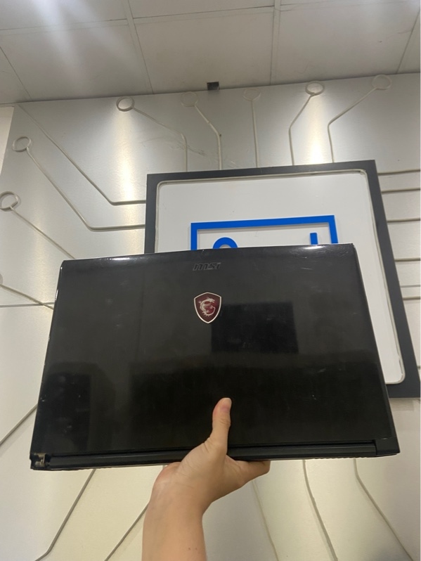 Laptop MSI GV62 7RD - i7-7700HQ - Ram 8/1TB HDD + 500gb SSD - GTX 1050 - Ổ 512GB - Pin 85% - Màu đen - Ngoại hình: 97% - Màn phản quang, ám hồng, xước cấn sườn, xước màn - Kèm sạc
