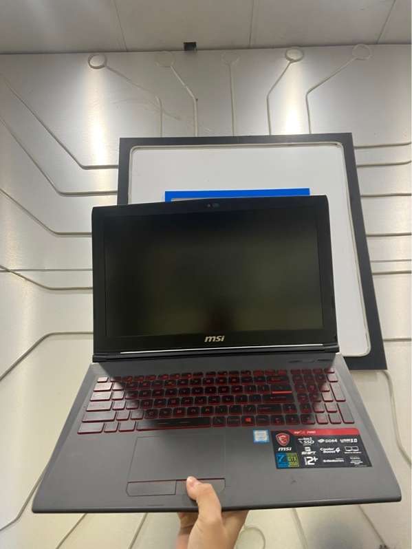 Laptop MSI GV62 7RD - i7-7700HQ - Ram 8/1TB HDD + 500gb SSD - GTX 1050 - Ổ 512GB - Pin 85% - Màu đen - Ngoại hình: 97% - Màn phản quang, ám hồng, xước cấn sườn, xước màn - Kèm sạc