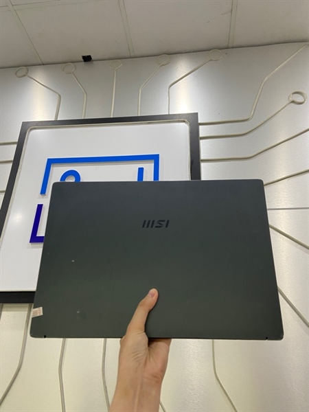 Laptop MSI Modern 14 B11M0U - Ram 8/512GB - Pin 65% - Màu đen - Ngoại hình: 97% - Loa nhỏ, mất miếng nhựa ngay bản lề - Kèm sạc