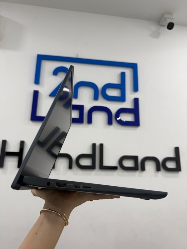 Laptop MSI Modern 14 B5M - AMD Ryzen 5 5500U - 16Gb/SSD 512Gb - Màn full HD 60hz - Màu đen - Pin 62% - Ngoại hình 97% - Phím tróc sơn, touchpad tróc sơn, viền máy tróc sơn, màn tối 4 góc, hồng nhẹ , loa hơi nhỏ - Fullbox