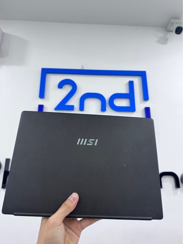 Laptop MSi Modern 14 C11M - i3-1115G4 - 8GB/ ssd 256gb - Màu đen - Pin 72% - Ngoại hình 97% - Màn ám vàng, tối góc, dính keo, trầy xước, mất 2 ốc đáy - Kèm sạc