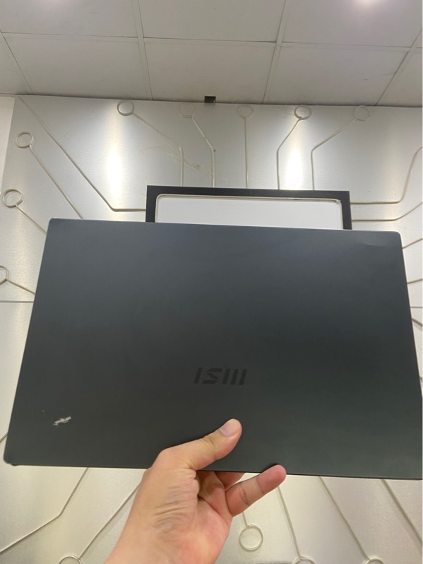 Laptop MSI Modern 15 A5M - Ryzen 5 5500U - Ram 8/512gb SSD (38%) - Pin 65% - Màu xanh - Ngoại hình: 96% - Touchpad tróc, cấn 4 góc nặng, trầy lưng, màn ám hồng, vỏ che bản lề bị vỡ - Kèm sạc