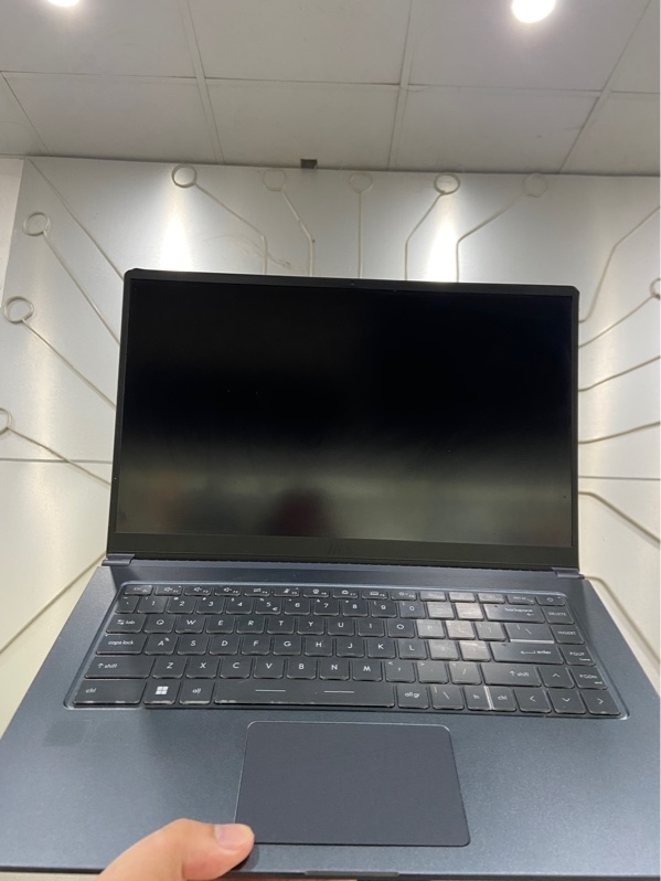 Laptop MSI Modern 15 A5M - Ryzen 5 5500U - Ram 8/512gb SSD (38%) - Pin 65% - Màu xanh - Ngoại hình: 96% - Touchpad tróc, cấn 4 góc nặng, trầy lưng, màn ám hồng, vỏ che bản lề bị vỡ - Kèm sạc