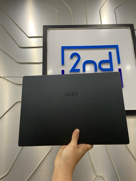 Laptop MSI Modren 14 B5M - AMD Ryzen 5 5500U - AMD Radeon Graphics - Ram 8/512SSD - Pin 62% - Màu xám - Ngoại hình: 97% - Màn 1 chấm phản quang, viền ám vàng nhẹ, loa trái nhỏ hơn phải - Body - Kèm sạc