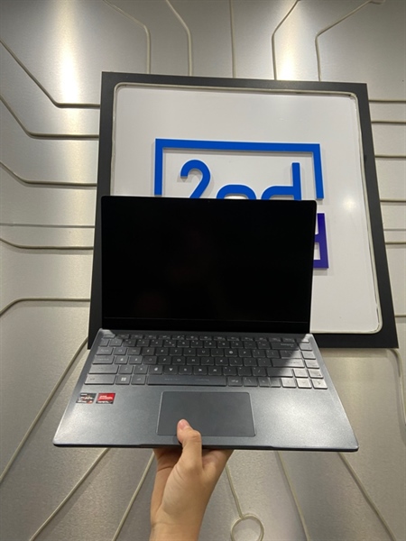 Laptop MSI Modren 14 B5M - AMD Ryzen 5 5500U - AMD Radeon Graphics - Ram 8/512SSD - Pin 62% - Màu xám - Ngoại hình: 97% - Màn 1 chấm phản quang, viền ám vàng nhẹ, loa trái nhỏ hơn phải - Body - Kèm sạc 1