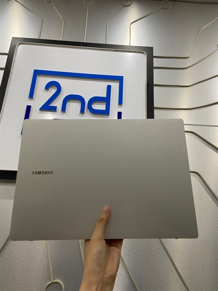 Laptop Samsung Galaxy Book Go - Snapdragon 7C Gen 2 Qualcomm Adreno 618 - Ram 4/64GB - Pin 97% ( sạc 106 lần ) - Màu bạc - Ngoại hình: 97% - Màn ám hồng nhẹ - Kèm cáp + thẻ nhớ 128GB