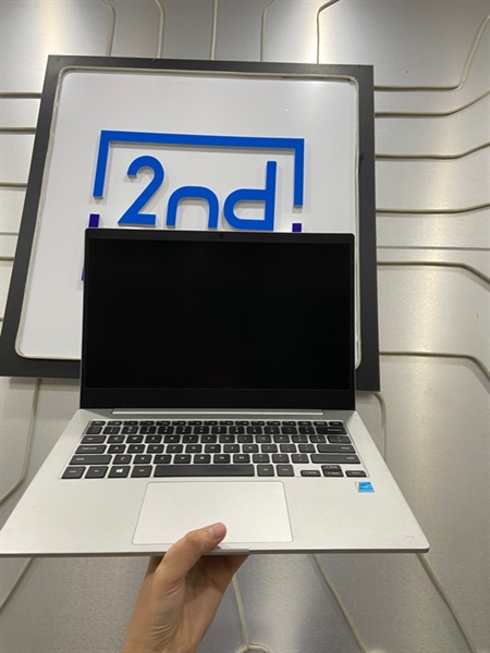 Laptop Samsung Galaxy Book Go - Snapdragon 7C Gen 2 Qualcomm Adreno 618 - Ram 4/64GB - Pin 97% ( sạc 106 lần ) - Màu bạc - Ngoại hình: 97% - Màn ám hồng nhẹ - Kèm cáp + thẻ nhớ 128GB 1