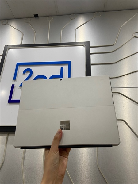 Laptop Surface 8 Pro - i5-1135G7 - Ram 8/128 SSD - Xe Graphics - Pin 74% - Màu bạc - Ngoại hình: 97.5% - Phím tróc nặng, 1 đốm phản quang, màn ám vàng, hở sáng - Body - Kèm sạc