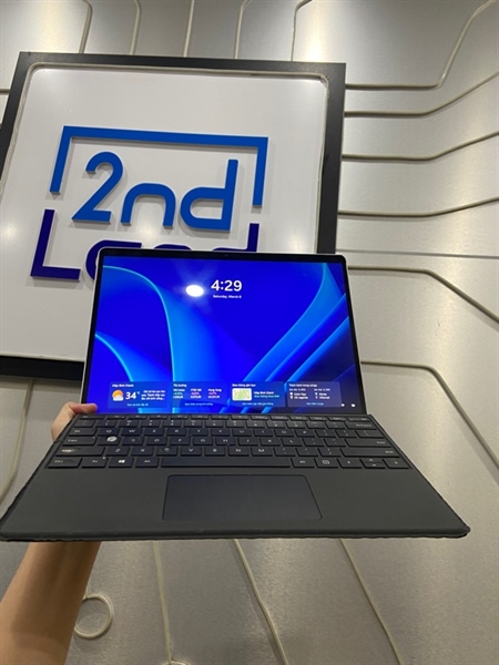 Laptop Surface 8 Pro - i5-1135G7 - Ram 8/128 SSD - Xe Graphics - Pin 74% - Màu bạc - Ngoại hình: 97.5% - Phím tróc nặng, 1 đốm phản quang, màn ám vàng, hở sáng - Body - Kèm sạc 1