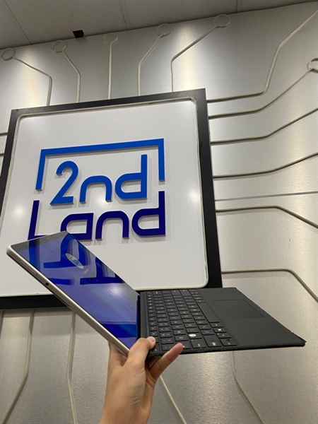 Laptop Surface 8 Pro - i5-1135G7 - Ram 8/128 SSD - Xe Graphics - Pin 74% - Màu bạc - Ngoại hình: 97.5% - Phím tróc nặng, 1 đốm phản quang, màn ám vàng, hở sáng - Body - Kèm sạc 2