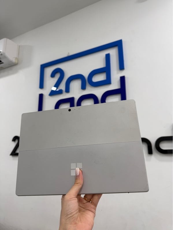 Laptop Surface pro 4 - i5-6300 - 4/128GB - Màu bạc - Pin 92% 40 chu kì sạc - Ngoại hình 97% - Viền ám vàng , phản quang hở sáng , cảm ứng không nhạy , liệt 1/3 màn , không phím , mặt dưới dính màu - Kèm sạc