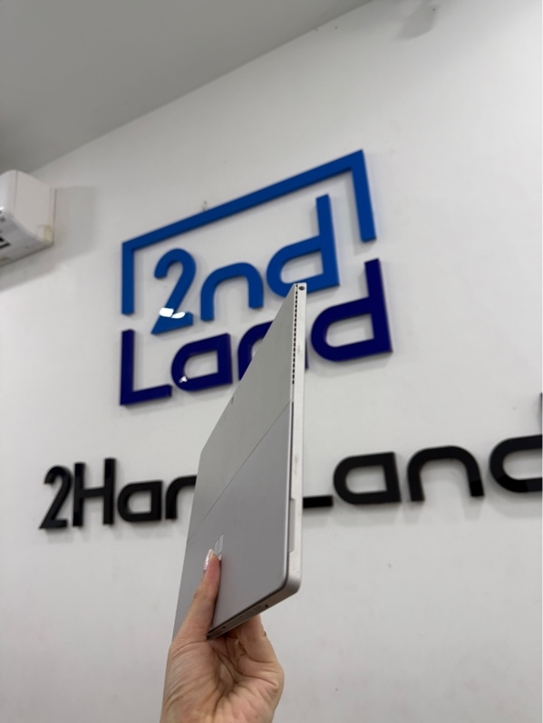 Laptop Surface pro 4 - i5-6300 - 4/128GB - Màu bạc - Pin 92% 40 chu kì sạc - Ngoại hình 97% - Viền ám vàng , phản quang hở sáng , cảm ứng không nhạy , liệt 1/3 màn , không phím , mặt dưới dính màu - Kèm sạc