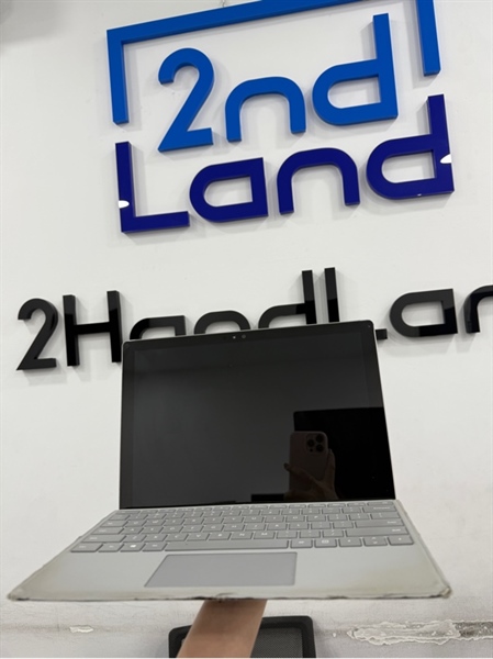 Laptop Surface Pro 4 - i5 6300U - 4/128GB SSD - Màu bạc - Pin 93% - Ngoại hình 97% - Màn ám vàng viền , da phím tróc , phím tăng âm lượng không nhạy , trầy mặt lưng , viền trầy cấn 1 góc - Kèm sạc 1