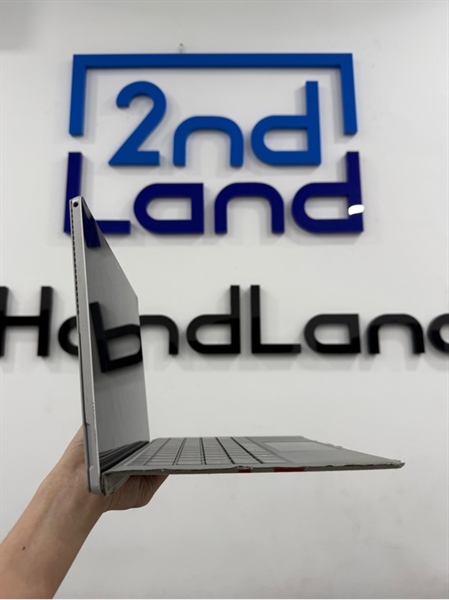 Laptop Surface Pro 4 - i5 6300U - 4/128GB SSD - Màu bạc - Pin 93% - Ngoại hình 97% - Màn ám vàng viền , da phím tróc , phím tăng âm lượng không nhạy , trầy mặt lưng , viền trầy cấn 1 góc - Kèm sạc 2