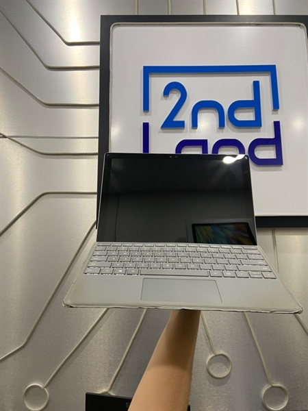 Laptop Surface Pro 4 - i5-6300U - Ram 4/128GB SSD - Màu bạc - Ngoại hình: 97% - Mặt lưng trầy, bao bàn phím tróc, viền ám vàng, phím tăng âm lượng không nhạy - Body - Kèm sạc 1