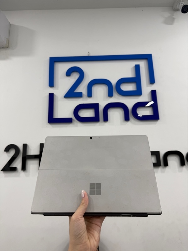 Laptop Surface Pro 5 - i5-7300 - 8/256GB SSD - Màu bạc - Pin 100% 51 chu kì sạc - Ngoại hình 97% - Màn vàng viền, Màn lỗi chớp , lờn nút tăng âm lượng , cấn góc nhẹ - Kèm sạc - KHÔNG BẢO HÀNH