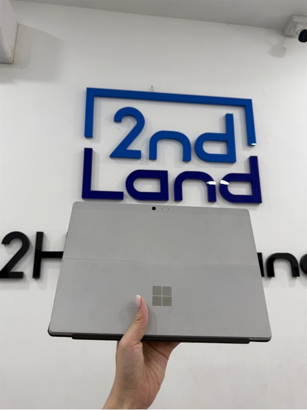 Laptop Surface Pro 5 - i5 7300U - 8/256gb - phím Nhật - Màu bạc - Pin 100% - Ngoại hình 97% - Màn ám hồng , có đốm phản quang , cấn góc , trầy màn - Kèm sạc