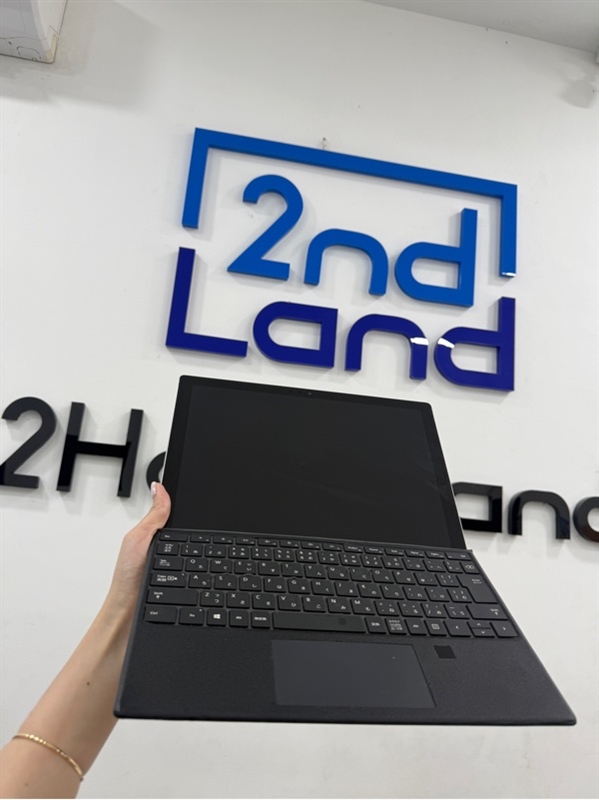 Laptop Surface Pro 5 - i5 7300U - 8/256gb - phím Nhật - Màu bạc - Pin 100% - Ngoại hình 97% - Màn ám hồng , có đốm phản quang , cấn góc , trầy màn - Kèm sạc