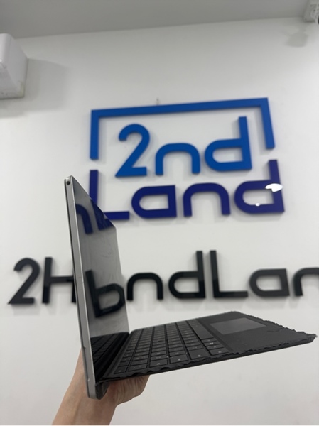 Laptop Surface pro 5 - Intel M3-7Y30 - 4/128GB - Màu bạc - Pin 62% - Ngoại hình 96% - Phím hở, phím dơ, tróc da nhiều, máy cấn góc, , màn hở sáng, ám vàng phản quang, đốm nhỏ - Kèm sạc 1