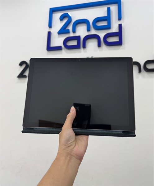 Laptop Surface Pro 6 - i5 8250U - 8/128GB SSD - Pin 46% - Màu bạc - Ngoại hình 97% - Màn ám vàng , cấn phím F6 , phím xấu - Kèm sạc 3