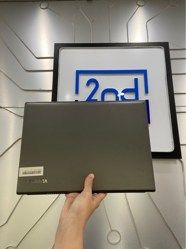 Laptop Toshiba Dynabook R63/M - i5-8250U - Ram 8/256GB - Pin 82% - Màu xám - Ngoại hình: 97% -Màn ám hồng nhẹ, đã thay phím - Kèm sạc