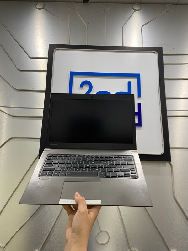 Laptop Toshiba Dynabook R63/M - i5-8250U - Ram 8/256GB - Pin 82% - Màu xám - Ngoại hình: 97% -Màn ám hồng nhẹ, đã thay phím - Kèm sạc