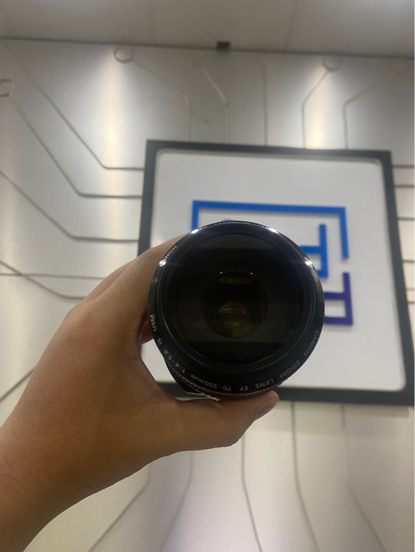 Lens Canon EF 70-300mm f/4-5.6 IS USM For Canon - Màu đen - Ngoại hình: 97% - Trầy cấn nhẹ, xước nặng bên cạnh - Body