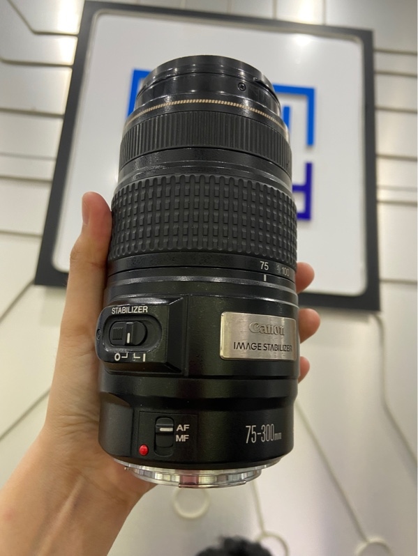 Lens Canon EF 75-300mm 1:4-5.6 IS - Màu đen - Ngoại hình: 97% - Kèm cáp trước sau
