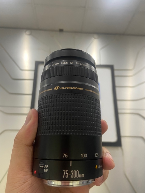 Lens Canon EF 75-300mm f/4-5.6 III USM - Màu đen - Ngoại hình: 97% - Xước thân, tróc sơn nhẹ - Body