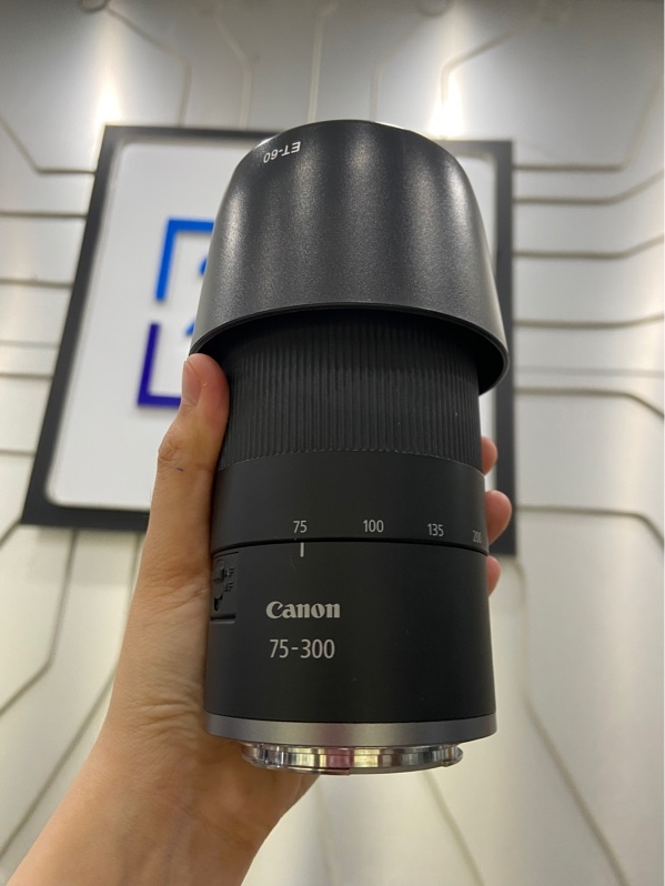 Lens Canon RF 75-300mm-F4-5.6 - Màu đen - Ngoại hình: 98% - Xước kính - FullBox