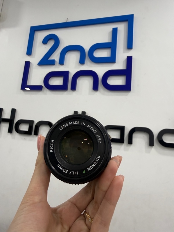 Lens RICOH 1:1.7 50mm lens MF - Màu đen - Ngoại hình 96% - lens xuống màu , trầy xước nhiều , nứt vỏ , lens mốc - Kèm 1 ngàm chuyển