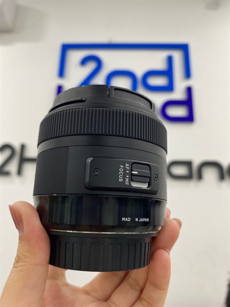 Lens Sigma 30mm 1:1.4 DC - Màu đen - Ngoại hình 98% - Kèm 1 nắp chụp , thiếu cáp đuôi
