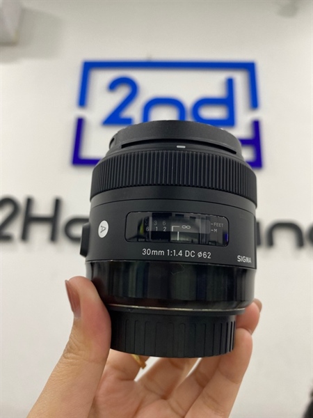 Lens Sigma 30mm 1:1.4 DC - Màu đen - Ngoại hình 98% - Kèm 1 nắp chụp , thiếu cáp đuôi 1