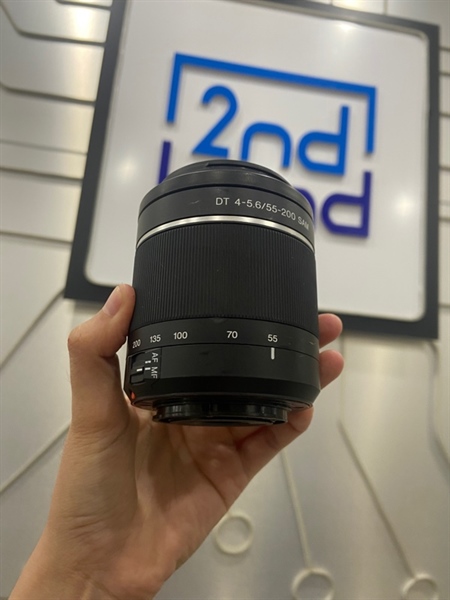Lens Sony DT 4-5.6/55-200 SAM - Màu đen - Ngoại hình: 97% - Mẻ miếng nhựa, bụi nhẹ - Body 1