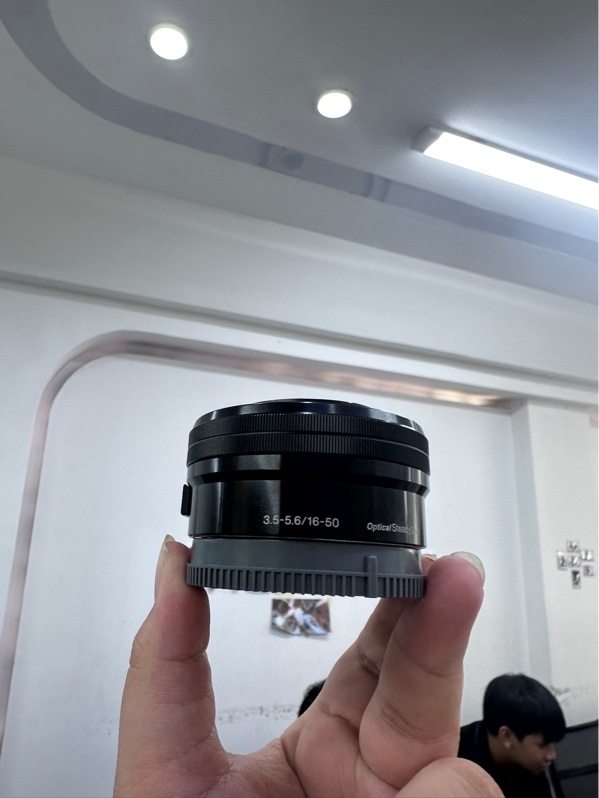 Lens Sony E PZ 16-50mm f/3.5-5.6 OSS - Màu đen - Ngoại hình 97.5% - Bụi trong nhẹ - Kèm cap