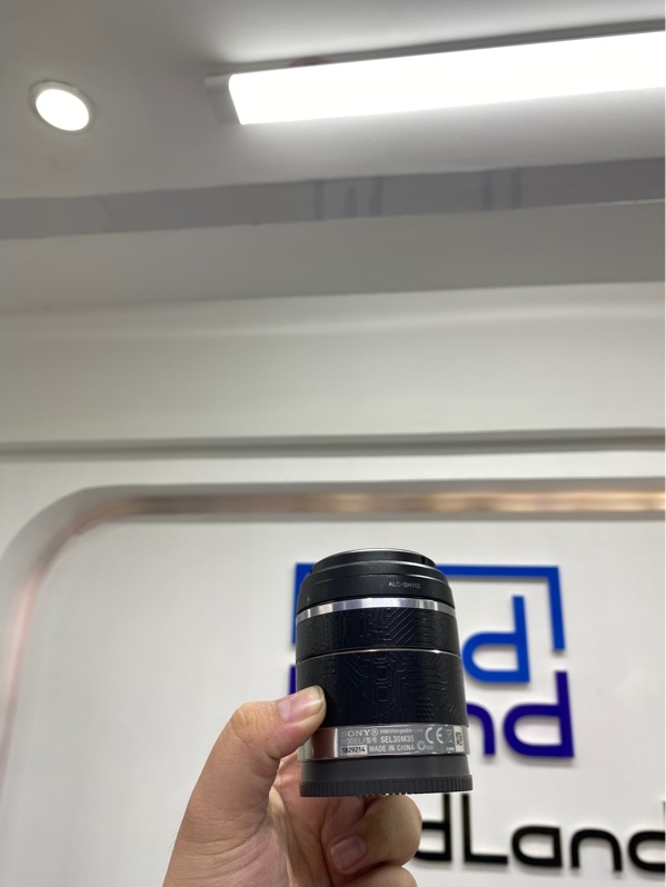 Lens Sony E30mm f/3.5 Macro model SEL30m35 - Màu đen - Ngoại hình 98% - Kèm cáp trước sau