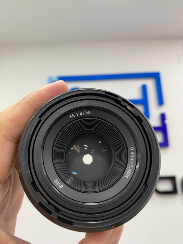 Lens Sony FE 50mm f/1.8 ngàm E Sony - Màu đen - Ngoại hình: 98% - Sợi bụi trong nhẹ - Kèm cap hood