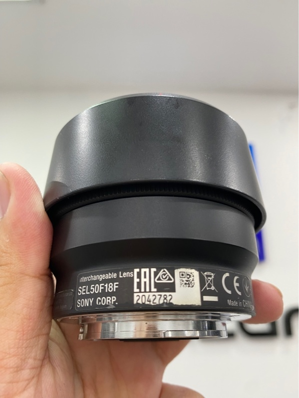 Lens Sony FE 50mm f/1.8 ngàm E Sony - Màu đen - Ngoại hình: 98% - Sợi bụi trong nhẹ - Kèm cap hood