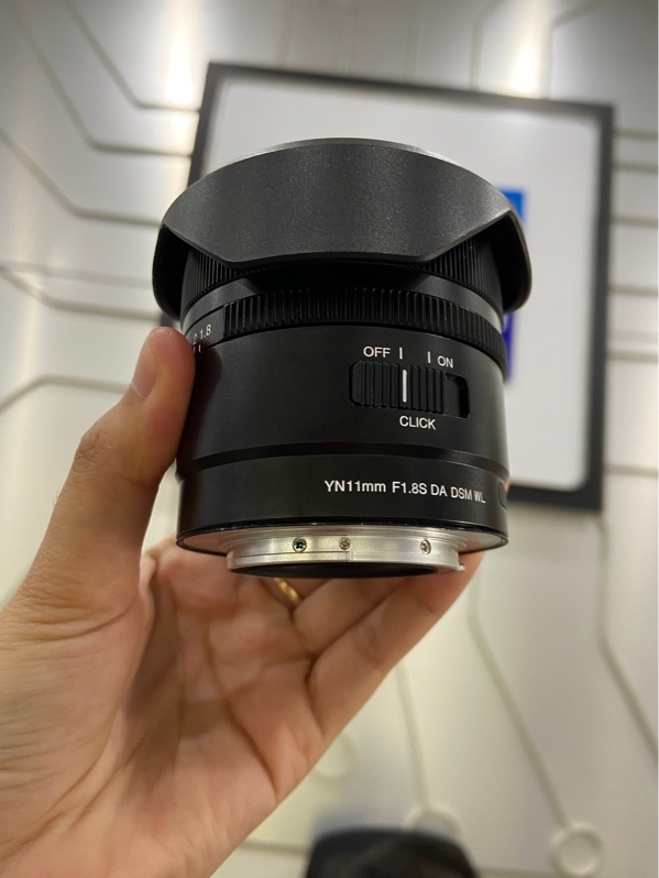 Lens Yongnuo YN11mm F1.8S DA DSM WL - Dùng cho Sony Ngàm E - F/1.8-16 50mm - Màu đen - Ngoại hình: 98% - Bụi nhẹ - Body