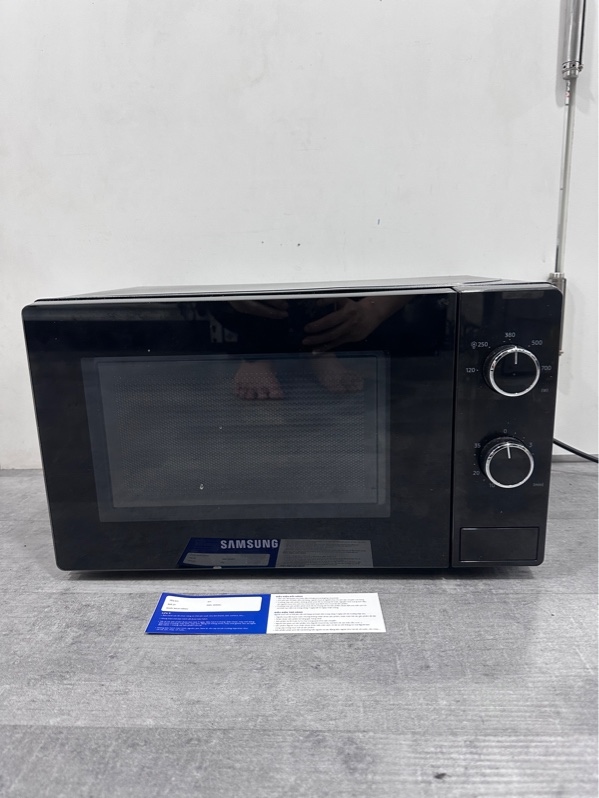 Lò vi sóng Samsung MS20A3010AL/SV 20 lít - Màu đen - Ngoại hình 97% - Trầy tróc lớp sơn bên trong, dơ, mất 1 đệm chân (nên đứng bị bập bênh) Móp 1 góc - Kèm đĩa thủy tinh + Trục xoay