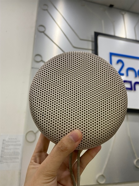 Loa B&O A1 - Màu đồng - Ngoại hình: 96% - Tróc cao su, móp vỏ nhẹ - Body