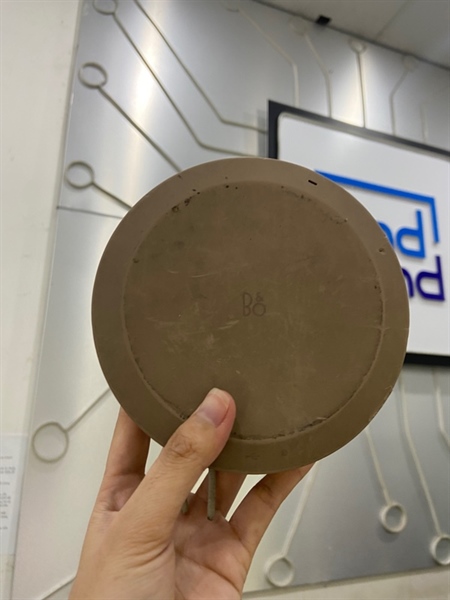 Loa B&O A1 - Màu đồng - Ngoại hình: 96% - Tróc cao su, móp vỏ nhẹ - Body 1