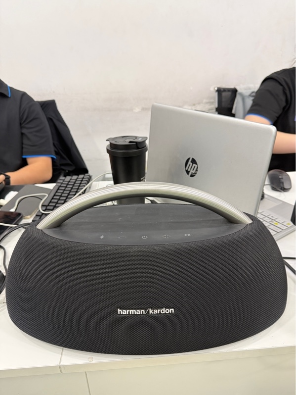 Loa Harman kardon Go Play - Màu đen - Ngoại hình 97% - Trầy xước , mất chân cao su - Kèm sạc