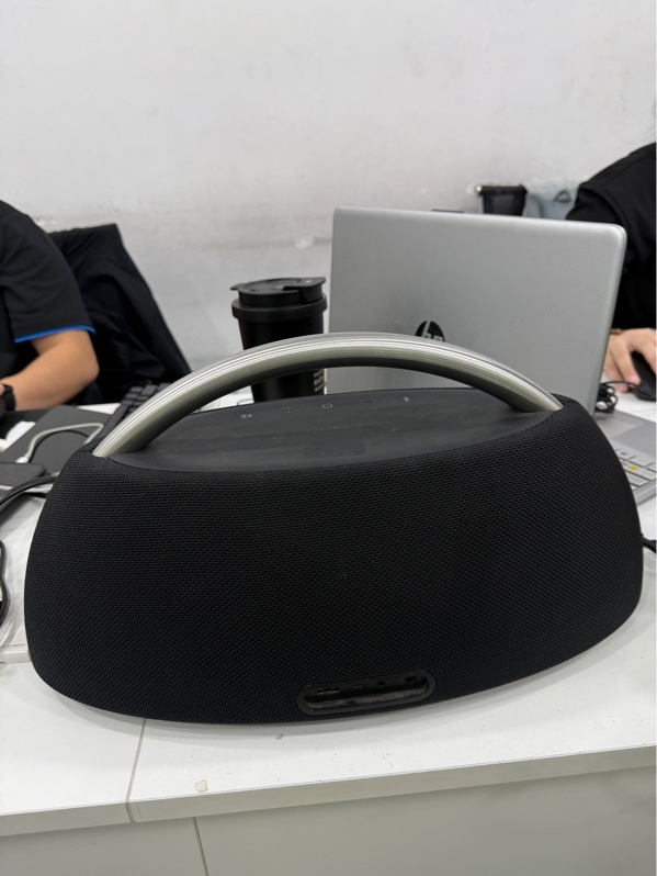 Loa Harman kardon Go Play - Màu đen - Ngoại hình 97% - Trầy xước , mất chân cao su - Kèm sạc