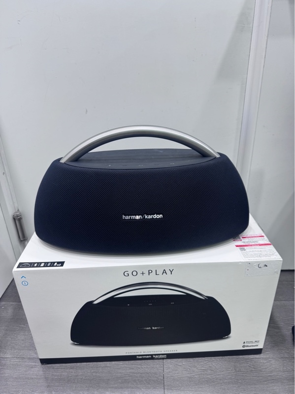 Loa Harman Kardon Go Play - Màu đen - Ngoại hình 98% - Đế cao su lão hoá, nắp che cao su sau bể - Fullbox , kèm sạc