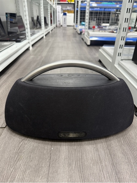 Loa Harman Kardon Goplay 2 - Màu đen - Ngoại hình 97% - Hở , mất hết đế cao su - Kèm sạc 1
