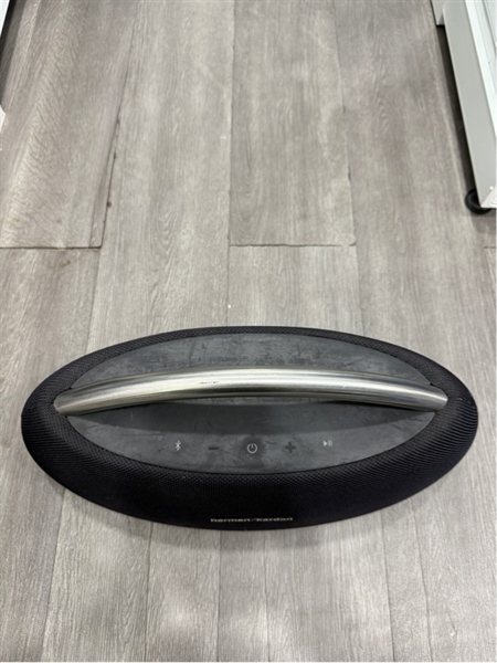 Loa Harman Kardon Goplay 2 - Màu đen - Ngoại hình 97% - Hở , mất hết đế cao su - Kèm sạc 2